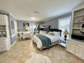 Beautiful traditional home*Modern updates*Guest suite B